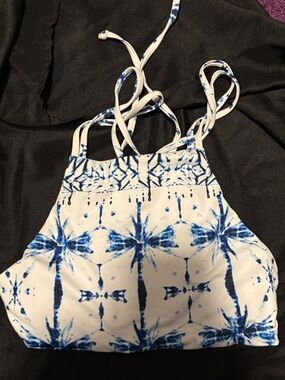Cupshe swim top M Blue and White Tie-Dye Halter Bikini Top